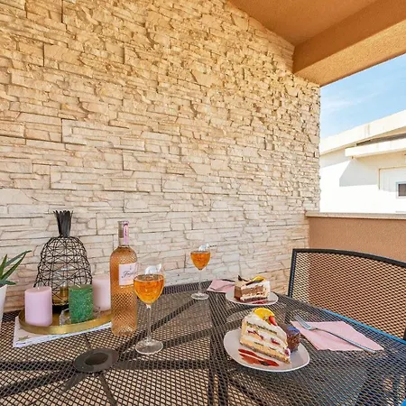 1 Bedroom Beautiful In Apartment Vir