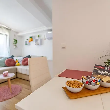 Apartment 1 Bedroom Beautiful In *